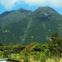 前岳・祭祀祠は右のピーク