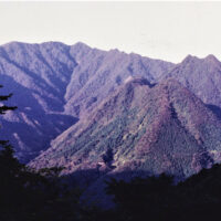 奥左：三野岳　右：明星岳