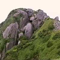 永田岳山頂下笠石