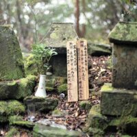 川前岳山頂・祭祀祠 左；椨川祠 右；楠川祠