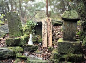 川前岳山頂・祭祀祠 左；椨川祠 右；楠川祠