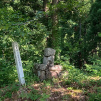 大里峠と玉川集落の間にある凶霊供養塔