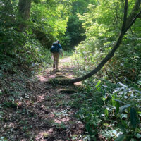 敷石を掘り出した地元の方々の氏名が傍らの板に書かれていた