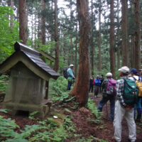 旧畑集落直前の小さな三つの祠