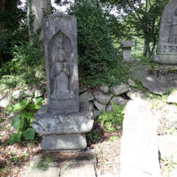 右は二十三夜塔で、文字数が多いところ、女神を彫りこんであり、珍しい。左は青面金剛像