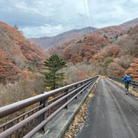 奥四万湖から四万川を遡った橋の上から三坂峠方面を望む