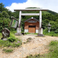 御坂三社神社と後方の三国山