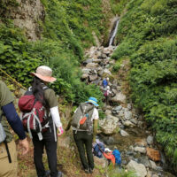 ロープで沢に下りる