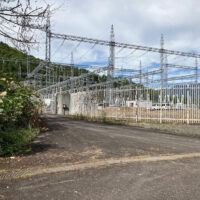 終点には大きな変電所