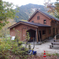 現在の平ノ小屋、入り口には「平乃小屋」とある