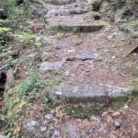 石畳の道、古道は左下の流れに沿っていた。