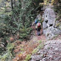 左下に針ノ木谷の流れを見下ろしながら谷に入って行く。