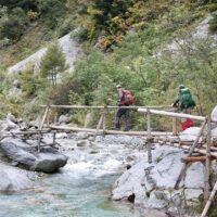 丸太の橋で右岸に渡る