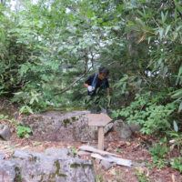 刈安峠。標識は文字が消えている。古道は中ノ谷(写真背後)からここに登ってきていた。