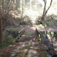 更に進み橋を渡る