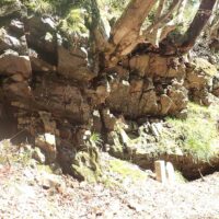 道の左手には大きな岩
