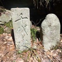 岩の下には千代さんの石碑、ここで亡くなったのでしょうか？