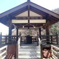 ここから滝をみることができ、皿投祈願ができます。 投げる皿はあらかじめビジターセンターで購入してくること