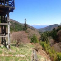 この横を進みます。山間からは南アルプス。