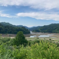 桜峠側から黒沢峠側を見る。間にあった市野々の集落はダムに沈んだ。