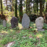 宇津大明神の石碑が立つ広場
