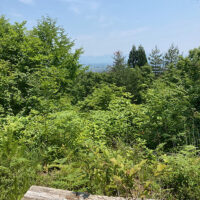 諏訪峠から東へ少し登った展望地から米沢方面が見える
