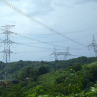 送電線は大日岳を越えてやってくる