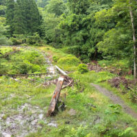 天増川に掛かる橋を渡って林道に出る