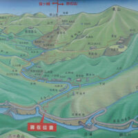 日浦登山口に設置されていた案内図：日浦から銅山越に至る別子側の明治時代の住友別子銅山関係の主だった施設・建物の配置が示されている