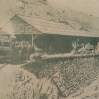 角石原停車場 明治30年代：明治26年(1893)に開通した角石原から石ケ山丈を結ぶ上部鉄道の始発駅。