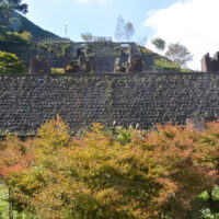 東平貯鉱庫。東平地域を代表する産業遺産の一つ。花崗岩造りの重厚な貯鉱庫。明治38年(1905)に作られた東平選鉱場並びに東平と黒石を結ぶ索道と同時期に建設されたと思われる。