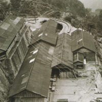 東平貯鉱庫と東端索道場。中央の長い建物は東端索道場、東平と端出場を結ぶ索道の発着場。昭和10年までは東平と黒石間に架けられていた。
