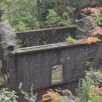 新道の中継所のレンガ造りの遺構：索道は電気を用いず、鉱石の重量で端出場に降ろし、その反力で端出場から生活物資を運びあげた。