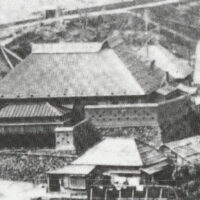 明治34年（1901年）一般人が経営していた泉亭を改装して各界の要人をもてなすための別子接待館として営業を開始した。