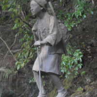 仲持(なかもち)像：仲持は江戸時代から明治の初期まで、別子銅山から新居浜まで粗銅を運び降ろし、生活物資を運びあげていた。男子は45Kg。女子は30Kg。
