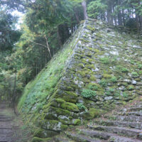 山林課・土木課兼劇場があった石垣と階段：明治10年頃に造成され、おびただしい木炭・坑木・建築資材が運び込まれた。明治22年に山林課と土木課の事務所が建てられた。