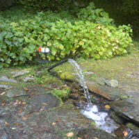 ダイヤモンド水：戦後、ボーリング調査中に大量の水が噴出。事故でダイヤモンドを散りばめた先端部がねじ切れて今も孔内に残っているためダイヤモンド水と呼ばれる。