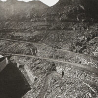 牛車道：明治15年頃の写真。仲持道に代わる運搬道として明治9年(1876年)に起工。明治13年別子から新居浜迄(約30Km )が開通。明治26年に別子銅山鉄道が敷設するまでの13年間粗銅・物資が運搬された。