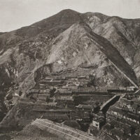 目出度町(めったまち)。明治15年頃の写真：鉱山の中心地で江戸時代から明治25年まで鉱山本部が置かれていた。左の谷沿いに見花谷住宅。