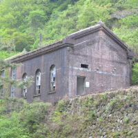 第三変電所：落し水力発電所から送電されてきた電力の電圧調整と明治38年に第三通洞に導入された電車用に直流変換することを目的に設置された。