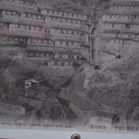 一本松社宅：社宅には共同浴場や俱楽部も設置されていた。また、上部鉄道の唯一の中間駅、一本松停車場があった。