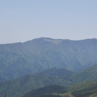 中央に平家平、右のピークが冠山