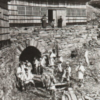 第一通洞南口 （明治15年頃）：第一通洞は排水坑であった旧代々水抜き間歩を再利用したもので、開通当初は東延斜坑側へおおきく迂回していたが明治41年に短縮坑道が完成。