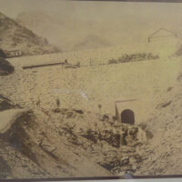 東延地区：フランス人技師ルイ・ラロックの構想をもとに明治9年(1876年)から近代化の 開発が始まった。写真の東延谷築堤は明治18年に完成した。その後、採鉱本部、選鉱場、機械場、斜坑等の重要施設が建設された。