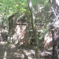 東延巻揚機のレンガ造りの建物跡：東延斜坑からの土砂、鉱石の巻揚のために蒸気機 関の巻揚機が設置された。