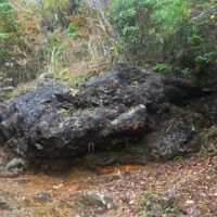 大露頭：鉱石が地表に現れている状態を露頭というが、銅鉱石が酸化し赤黒く変色している。高品質のものは蜂の巣焼けと呼ばれる。