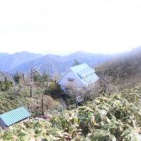 1937年に丸太小屋を建てたことに始まる西日本でもっとも古く歴史あるヒュッテとされます。