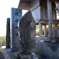 劔山本宮枝折神社と猿田彦命の石像