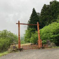 門の手前が広場になっており、車道が通行止めになっていなければここまで車で上がり駐車することができます。
