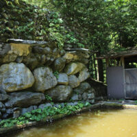 禊場：最近は使用しておらず、修行者は再びコリトリ（垢離取）付近の谷で禊をしているようです。